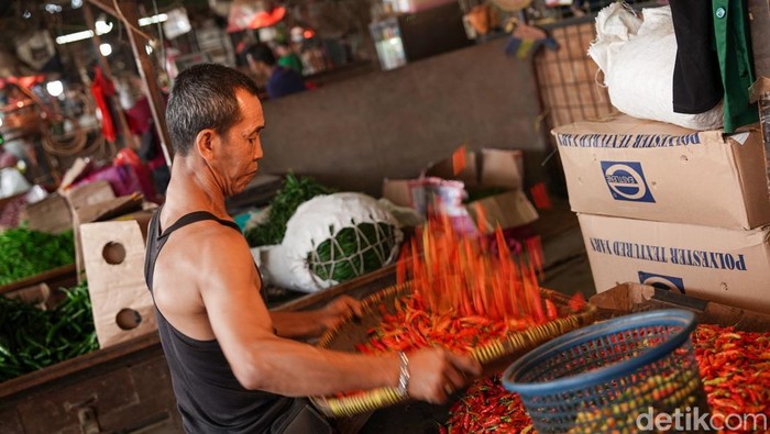 Saat Dolar Menguat, Harga Cabai Ikut Menanjak Tembus Rp84 Ribu per Kg Pedagang menata cabe di Pasar Induk Kramat Jati, Jakarta, Jumat (5/6/2026). Melemahnya nilai tukar Rupiah terhadap Dolar AS berakibat kepada kenaikan nilai pangan. Harga cabe merah di Jakarta mencapai Rp 84 ribu per kilogram hari ini.