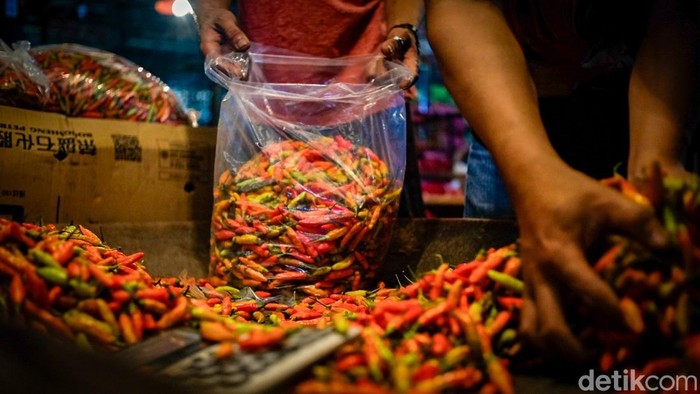 Pedagang menata cabe di Pasar Induk Kramat Jati, Jakarta, Jumat (5/6/2026). Melemahnya nilai tukar Rupiah terhadap Dolar AS berakibat kepada kenaikan nilai pangan. Harga cabe merah di Jakarta mencapai Rp 84 ribu per kilogram hari ini.