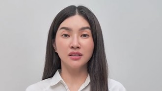 Gaya Simpel Sarwendah Minta Maaf Karena Berkata Kasar, Pakai Kemeja Putih