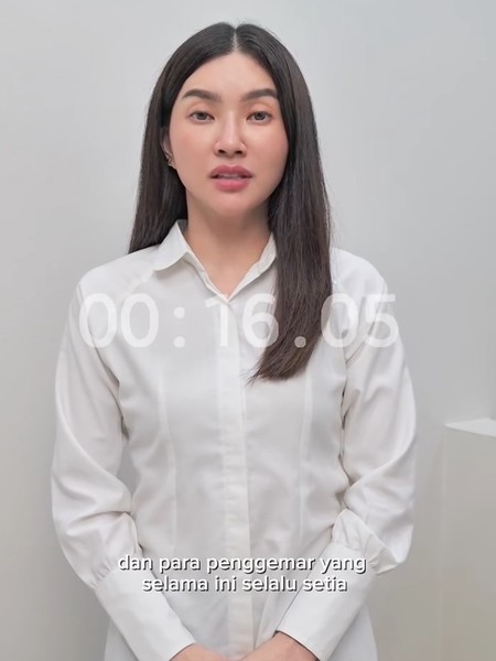 Gaya Simpel Sarwendah Minta Maaf Karena Berkata Kasar, Pakai Kemeja Putih