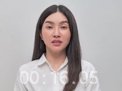 Gaya Simpel Sarwendah Minta Maaf Karena Berkata Kasar, Pakai Kemeja Putih
