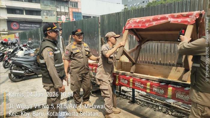 Satpol PP Jaksel Tertibkan 9 PKM di Blok M, 5 Gerobak Diangkut