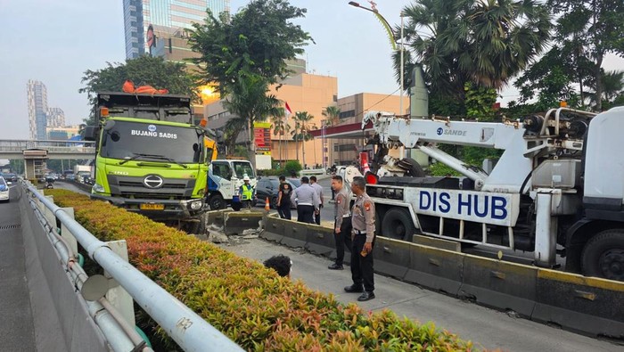 Satu unit truk menabrak separator busway di Jalan MT Haryono, Jakarta Timur. Akibatnya lalu lintas (lalin) di lokasi macet. (Dok TMC Polda Metro).