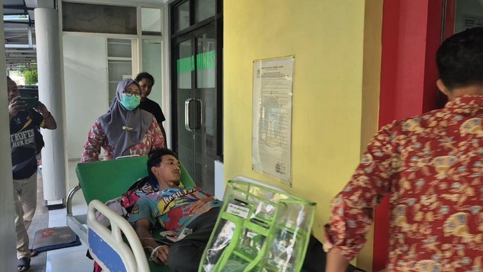 Sejumlah buruh PT BMI Lamongan dilarikan ke RS diduga karena keracunan gas yang bocor.