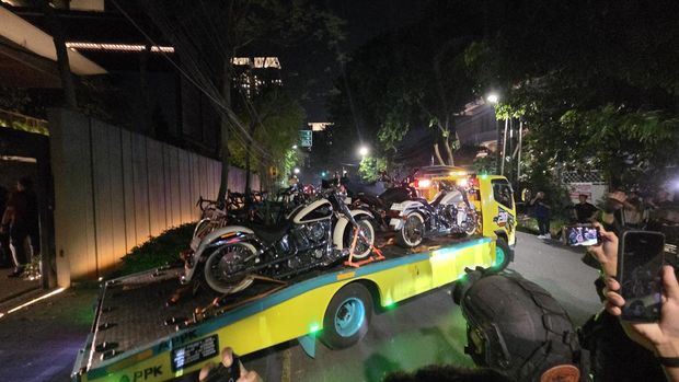 Sejumlah moge juga diangkut dari rumah Silmy Karim, Jumat (5/6/2026)