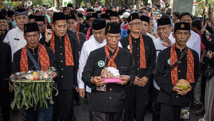 Sejumlah warga mengikuti arak-arakan pada Festival Budaya Hajat Bumi Kramat Ganceng di kawasan Pondok Ranggon, Cipayung, Jakarta, Jumat (5/6/2026). Festival yang diselenggarakan pada 4-5 Juni 2026 tersebut merupakan agenda tahunan dalam rangka melestarikan budaya lokal serta menggerakkan ekonomi melalui bazar Usaha Mikro, Kecil, dan Menengah (UMKM). ANTARA FOTO/Rakha Raditya Yahya/foc.