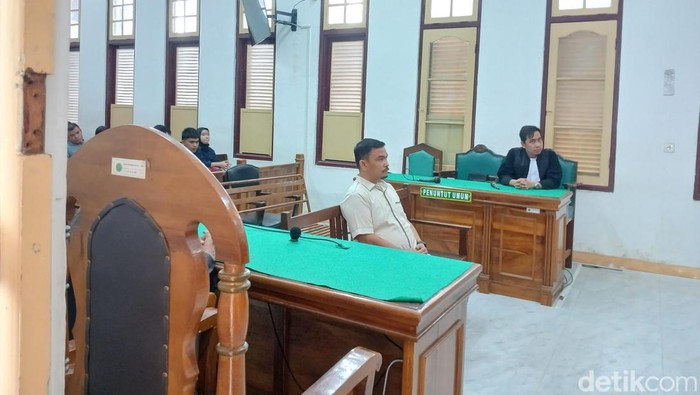 Sidang nota perlawanan Eks Kadisdik Kabupaten Langkat di tolak hakim di ruang Cakra 9 Pengadilan Negeri Medan, Jumat