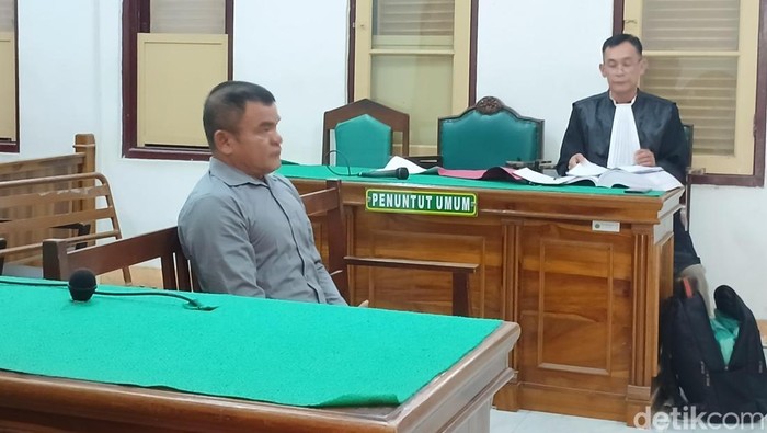 Terdakwa Saihot Pandiangan memberikan kesaksian di ruang Cakra 9 Pengadilan Negeri Medan, Jumat (5/6/2026)