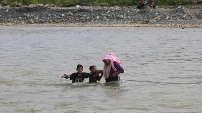 Siswa Terpaksa Arungi Sungai demi Ujian Sekolah
