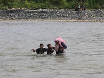 Siswa Terpaksa Arungi Sungai demi Ujian Sekolah