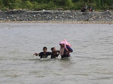 Siswa Terpaksa Arungi Sungai demi Ujian Sekolah