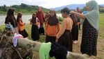 Siswa Terpaksa Arungi Sungai demi Ujian Sekolah