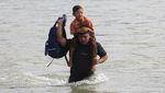 Siswa Terpaksa Arungi Sungai demi Ujian Sekolah