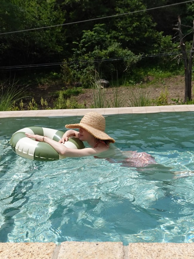 Elegan dan chic. Song Hye Kyo juga tak ingin mengumbar gaya seksinya berlebihan, hanya terlihat mengapung dengan ban di kolam renang. Foto: dok. Instagram @kyo1122