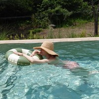 Elegan dan chic. Song Hye Kyo juga tak ingin mengumbar gaya seksinya berlebihan, hanya terlihat mengapung dengan ban di kolam renang. Foto: dok. Instagram @kyo1122