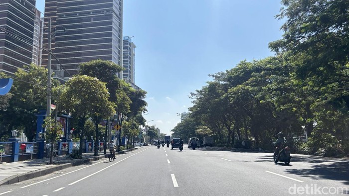 Suasana jalanan di Surabaya.