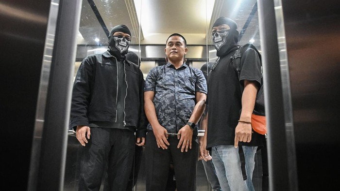 Mantan anggota Brimob Polda Kaltim, Dedy Wiratama, berada di dalam lift setibanya di Bareskrim Polri, Jakarta, Jumat (5/6/2026). Direktorat Tindak Pidana Narkoba (Dittipidnarkoba) Bareskrim Polri memeriksa seorang personel Brimob, Bripka Dedy Wiratama yang telah diberhentikan tidak dengan hormat (PTDH) karena membekingi aktivitas jual beli narkoba di kampung Gang Langgar, Samarinda, Kalimantan Timur. ANTARA FOTO/Sulthony Hasanuddin/kye