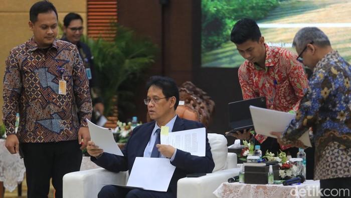 Menteri Keuangan Purbaya Yudhi Sadewa mengacungkan jempol saat konferensi pers APBN KiTa edisi Juni 2026 di Jakarta, Jumat (5/6/2026). Kementerian Keuangan melaporkan perekonomian hingga Mei 2026 menunjukkan ketahanan yang solid, didukung permintaan domestik yang solid, inflasi terkendali dan kebijakan fiskal yang responsif. Kemenkeu mencata pasar keuangan dan kepercayaan investor tetap terjaga.