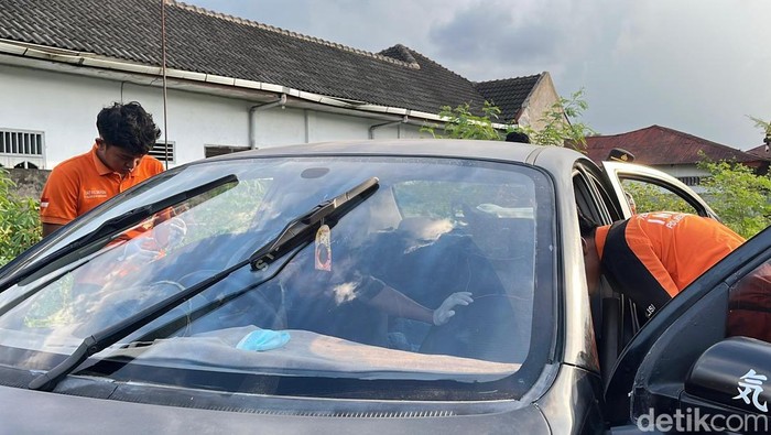 Teks foto: Tim inafis saat olah TKP mobil ditemukannya kedua korban. (Foto: Finta Rahyuni/detikSumut)