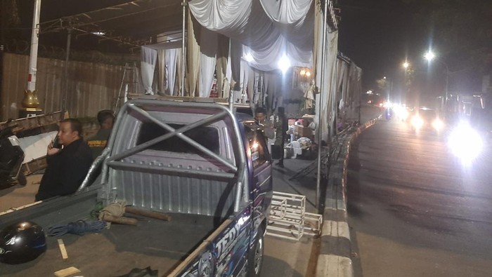 Tenda hajatan di tengah jalan provinsi di Majalaya, Kabupaten Bandung