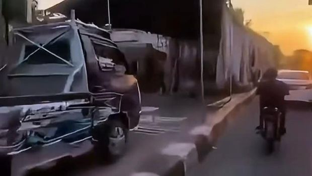 Tenda hajatan di tengah jalan provinsi di Majalaya, Kabupaten Bandung