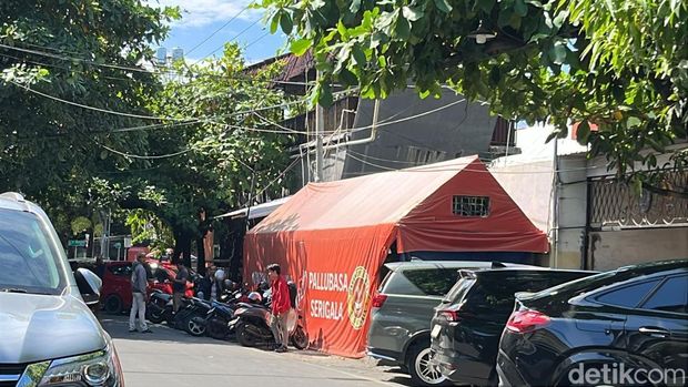 Tenda warung Pallubasa Serigala, Makassar di atas drainase. Tenda warung Pallubasa Serigala, Makassar di atas drainase.