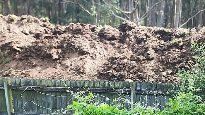 Tetangga membuat tembok kotoran setinggi 3 meter