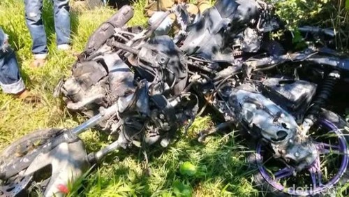 Tiga motor dibakar dan dirusak oleh rombongan pemuda dari Desa Ile Pati, Kecamatan Adonara Barat, Rabu (3/6/2026).