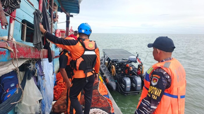Tim SAR gabungan saat mencari nelayan hilang di Perairan Tanjung Api. (Foto: dok. Kodaeral I)