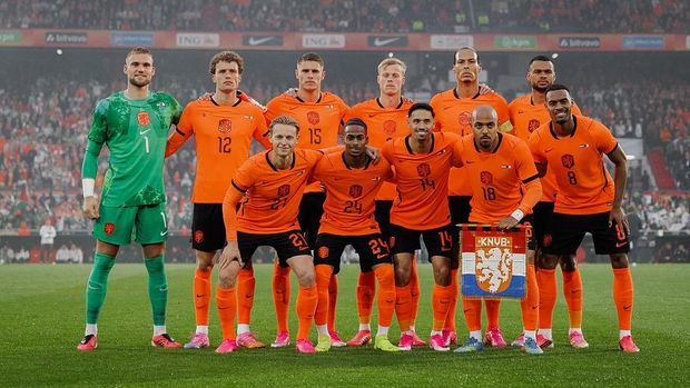 ROTTERDAM, NETHERLANDS - JUNE 3: (L-R) Standing: Bart Verbruggen of Holland, Mats Wieffer of Holland, Micky van de Ven of Holland, Jan Paul van Hecke of Holland, Virgil van Dijk of Holland, Cody Gakpo of Holland Below: Frenkie de Jong of Holland, Crysencio Summerville of Holland, Tijani Reijnders of Holland, Donyell Malen of Holland, Ryan Gravenberch of Holland  during the  International Friendly match between Holland  v Algeria at the Stadium Feijenoord on June 3, 2026 in Rotterdam Netherlands (Photo by Roy Lazet/Soccrates/Getty Images)