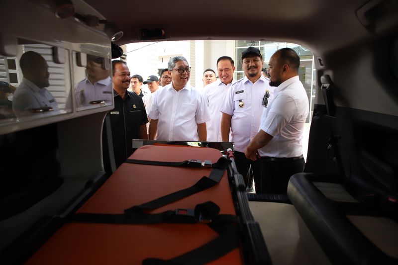Toyota Sumbang 3 Ambulans untuk RSUD Muda Sedia Aceh Tamiang.