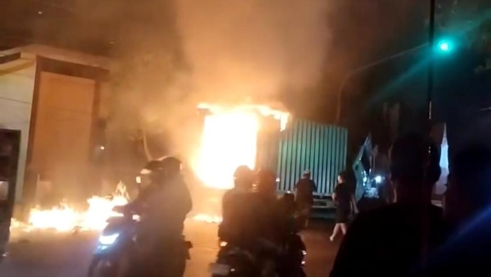 Truk boks muat 1.221 dus mi ramen terbakar di Simpang 4 Habibi, Mojokerto