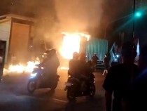Truk Boks Muat 1.221 Dus Mi Ramen Ludes Terbakar di Mojokerto