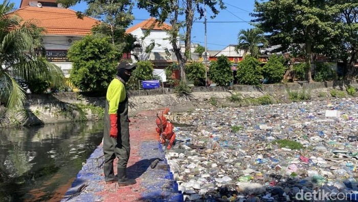 Tumpukan sampah di Sungai Kali Tebu Surabaya.