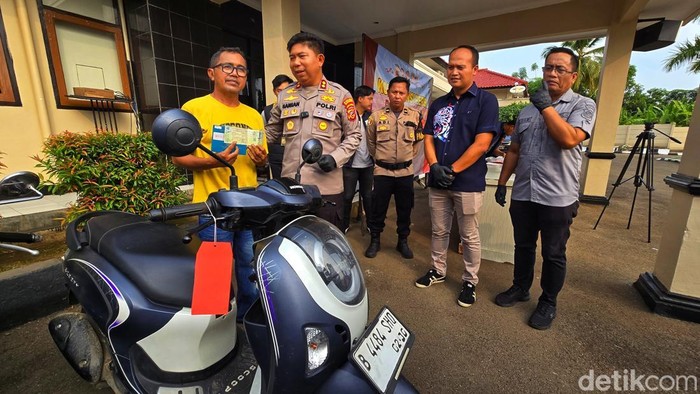 Ujang (Kaus Kuning) bahagia motor andalannya kembali usai dua minggu hilang dicuri