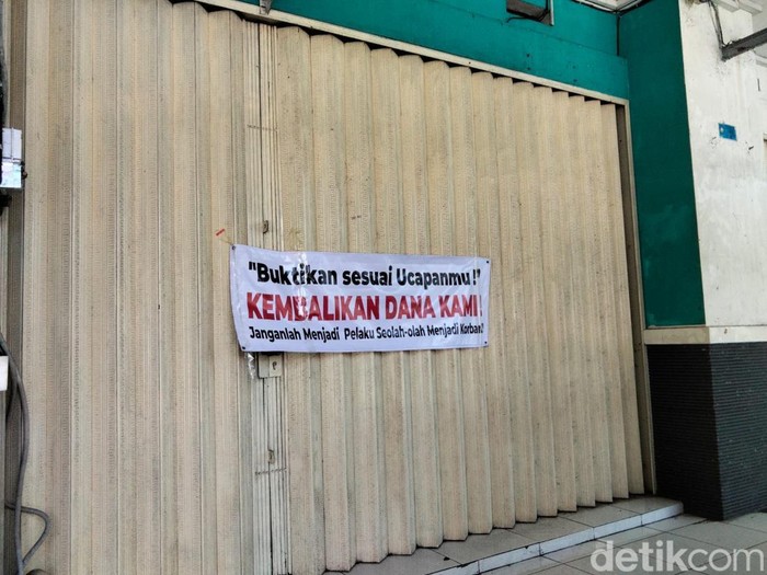 Kantor biro umrah yang diduga gagal memberangkatkan 56 jemaah umrah di Jalan Pahlawan, Giyanti, Kecamatan Temanggung, Kabupaten Temanggung, Jumat (5/6/2026).