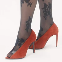 Sepatu terbaru Valentino Garavani, Open Toe Revele Suede Pumps, memiliki desain open toe yang memperlihatkan jari kaki. Terdapat strap transparan berbahan polimer yang melintang di bagian depan sepatu, menciptakan efek seolah jari kaki ‘mengintip’ keluar. Siluetnya yang tidak biasa membuat banyak pengguna internet melontarkan komentar satir, hingga menyamakannya dengan kuku babi. Foto: Dok. Valentino Garavani