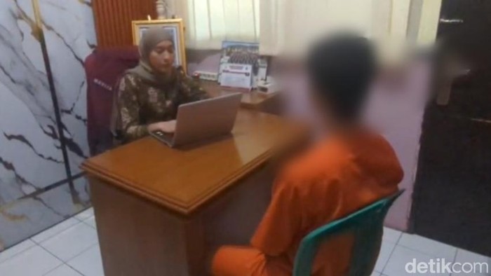 SAE (26), pemeran pria dalam video syur di Batang, saat ditetapkan tersangka di Polres Batang, Jumat (5/6/2026).