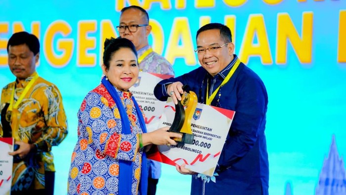 Wali Kota Probolinggo dr Aminuddin menerima penghargaan diserahkan Ketua Komisi 4 DPR RI Siti Hediati Hariyadi atau Titiek Soeharto di ajang Apresiasi Pemerintah Daerah Berprestasi 2026.