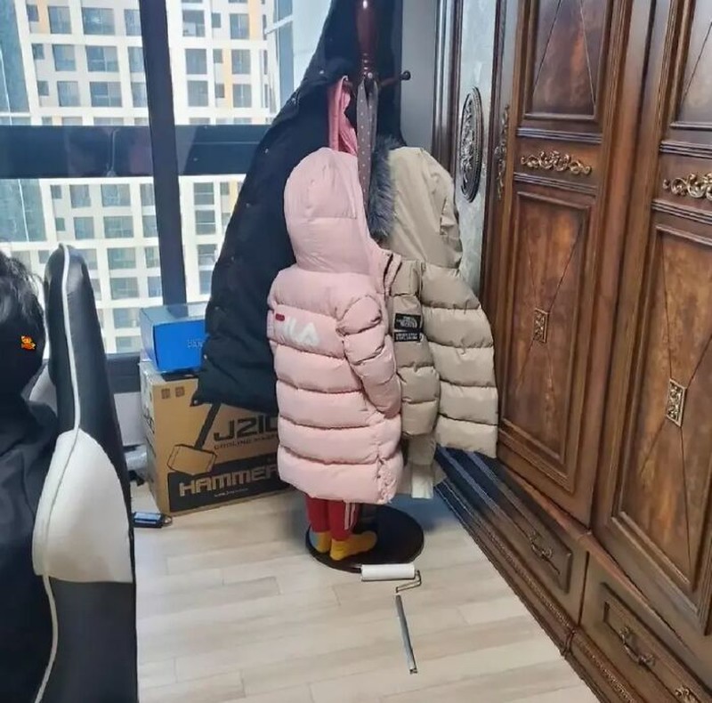 Sederet foto ini sekilas memang terlihat biasa saja, tidak ada yang aneh. Namun ketika kita sadar, ternyata jadi lucu juga ya. Simak deh, herus jeli ya.