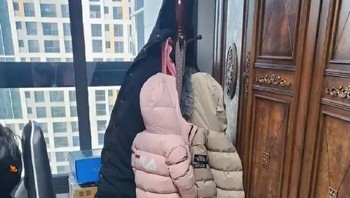 Hmm, ada yang aneh dengan jaket warna pink ini. Foto: Bored Panda