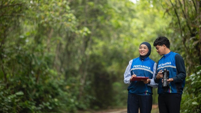 2 pekerja PT Pertamina Hulu Rokan (PHR) tengah melakukan monitoring flora dan fauna yang ada di Hutan Rumbai, Komperta PHR Rumbai, Pekanbaru. (Foto: dok.PHR)