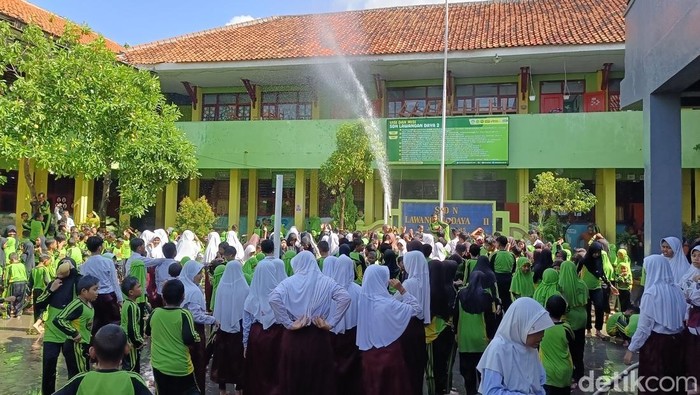 Siswa SDN Lada 2 Pamekasan mempraktikkan cara memadamkan api dalam simulasi kebencanaan yang digelar BPBD Pamekasan saat acara pelepasan siswa kelas VI,