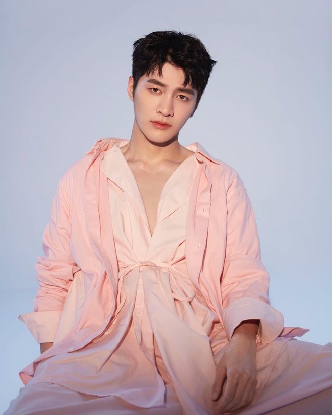 Jin Ze merupakan lulusan Institut Teknologi Mode Beijing. Ia meniti karier sebagai model sebelum terjun ke dunia akting, membintangi deretan drama populer Hello Joann, Forget You, Remember Love, Legally Romance, Fake Princess, dan Give You My Heart. Foto: Instagram