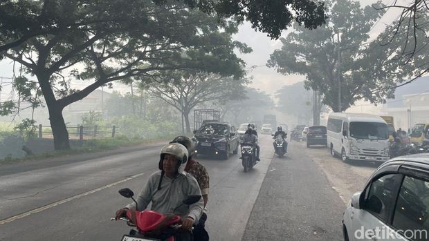 Asap klebakaran pabrik di Pati membuat asap mengganggu lalu lintas di Pantura, Sabtu (6/6/2026). Asap klebakaran pabrik di Pati membuat asap mengganggu lalu lintas di Pantura, Sabtu (6/6/2026).