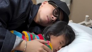 Dapet kabar Anak jatuh dari ketinggian. Maap ya brand-brand yang udah janjian hari ini harus diundur dulu. Aku lari dulu ke UGD, tulisnya di Instagram dilihat Minggu (7/6/2026). (Foto: dok Instagram @attahalilintar)