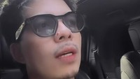 Atta Halilintar yang sedang live di media sosial langsung meninggalkan pekerjaan. Dapet kabar Anak jatuh dari ketinggian. Maap ya brand2 yang udah janjian hari ini harus diundur dulu. Aku lari dulu ke UGD, tulisnya dilihat di Instagram, Sabtu (6/6/2026). (Foto: dok Instagram attahalilintar)