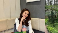 Meski begitu, Ayu Ting Ting, tetap bertahan sampai sekarang. Ia mengatakan memiliki mental yang kuat menghadapi semuanya.  Foto: (Instagram/ Ayu Ting Ting)