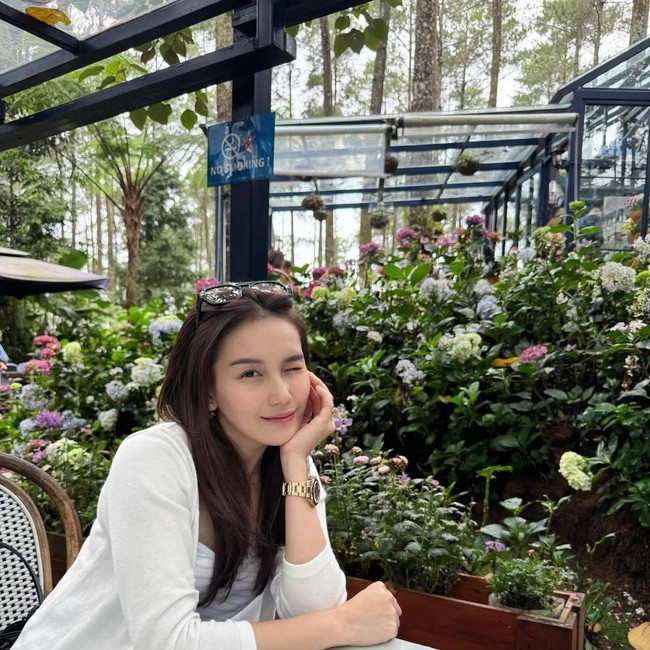 Senyum Manis Ayu Ting Ting Saat Liburan di Orchid Forest Cikole