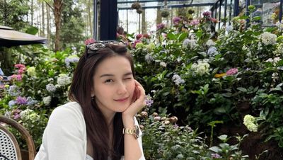 Senyum Manis Ayu Ting Ting Saat Liburan di Orchid Forest Cikole